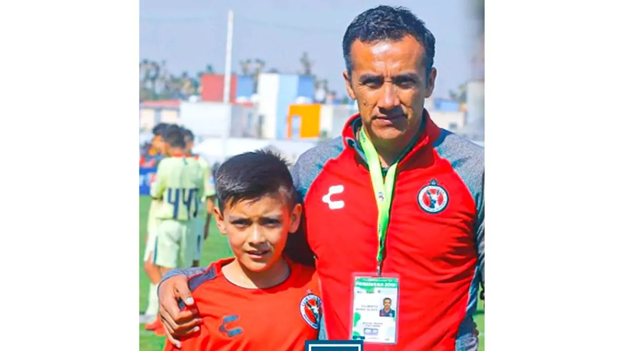 Gilberto con su padre desde su infancia compartiendo la pasión por e fútbol.