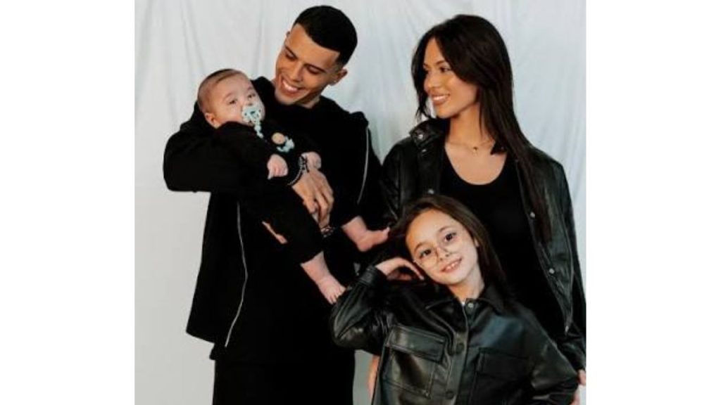 Pedro junto a su familia vestidos de color negro.