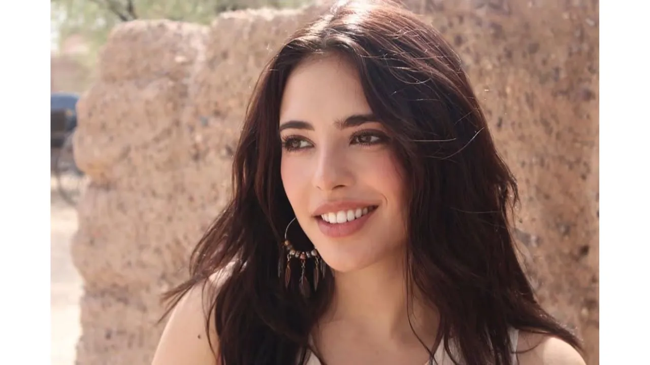 Actriz con su cabello extendido y con aretes.