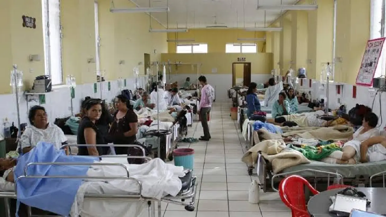 Imagen de referencia de pacientes en una sala de un hospital público de Honduras.