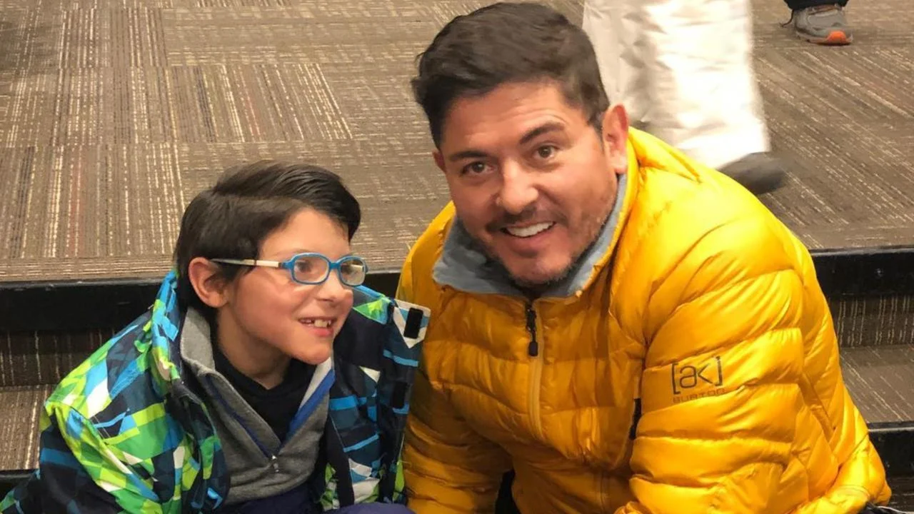 Santiago observa a su padre con sus lentes puestos.