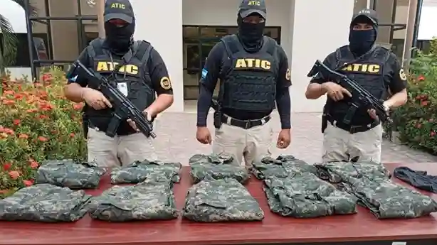 Uniformes y armas decomisadas por la ATIC y la Fuerza Naval.
