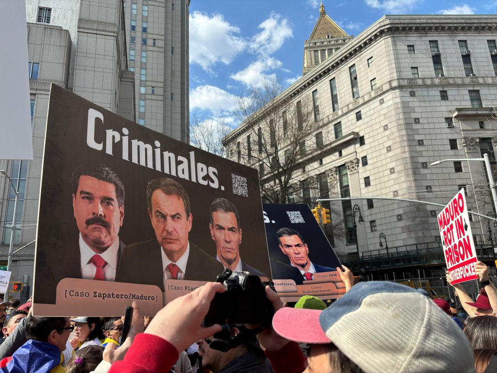 protesta afuera de la una Corte estadounidense
