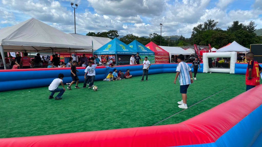cancha niños jugando