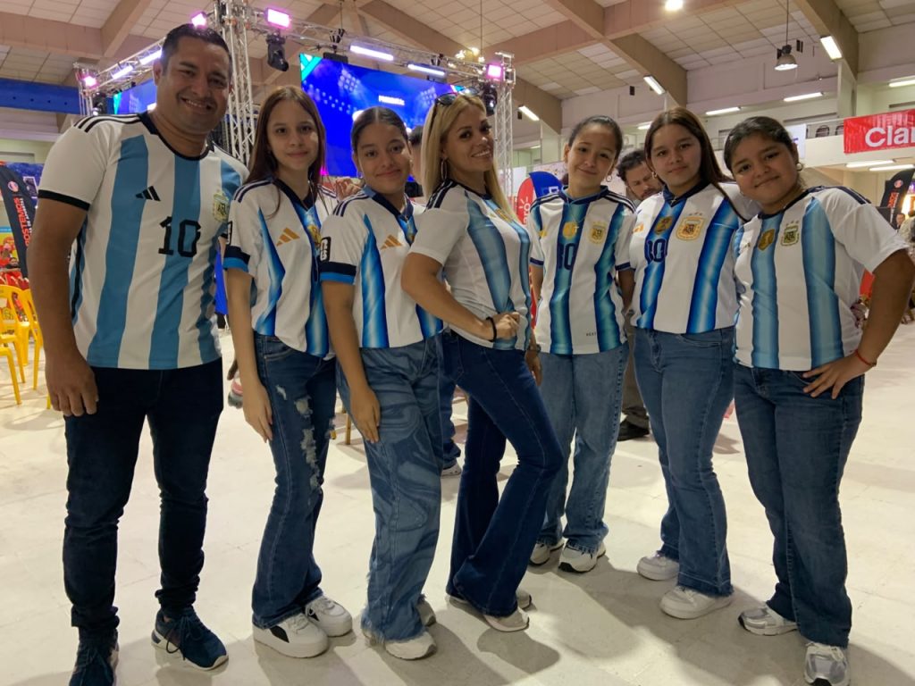 mujeres con la camisa de Argentina