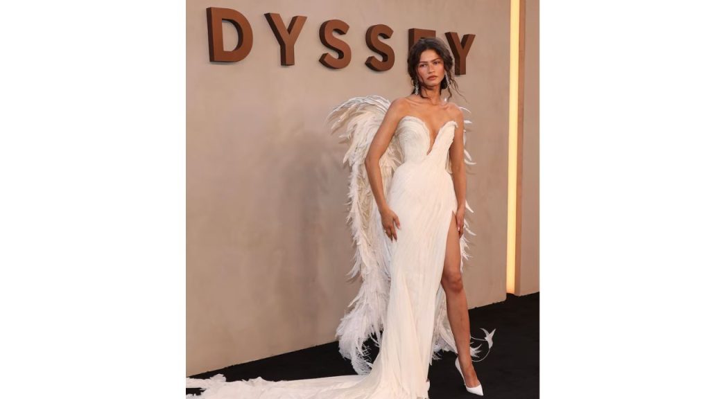 Zendaya luce su vestido largo color blanco.
