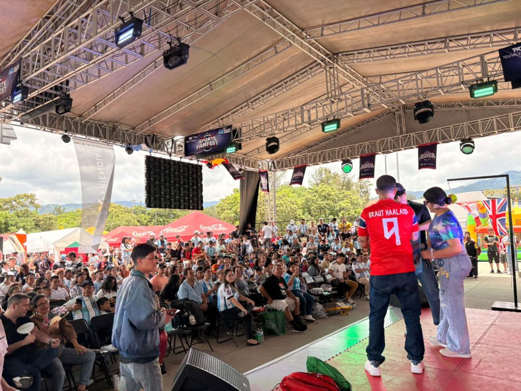 personas viendo el partido de la gran final mundial
