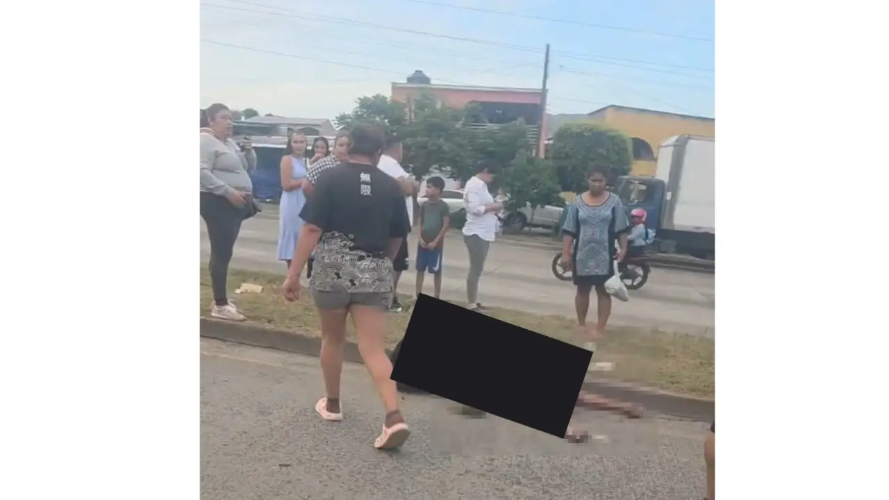El cuerpo de Germán Castro quedó sobre la carretera.