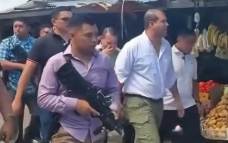 Eber Aplicano fuertemente escoltado