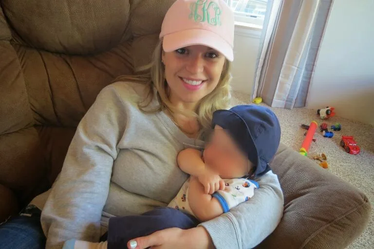 Amanda Karolkiewicz con uno de sus hijos.