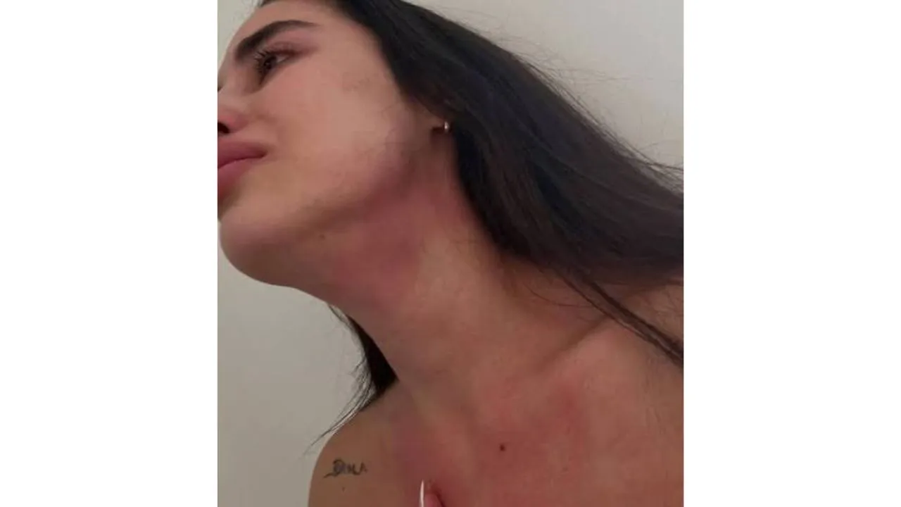La expareja muestra un rostro de miedo y lágrimas al recibir ese tipo de maltrato.