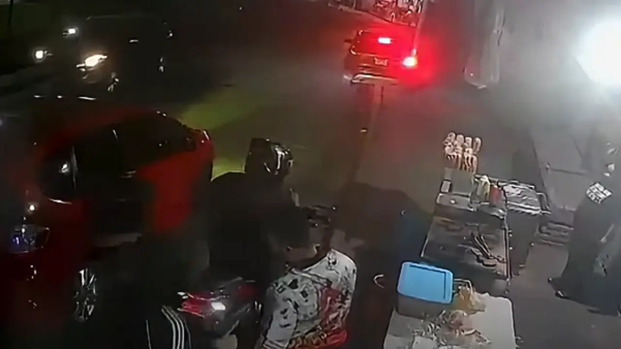 Momento en que encapuchados asaltan a ciudadano en Tegucigalpa.