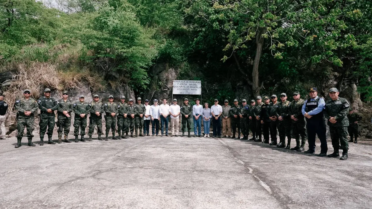 Autoridades hondureñas que participaron en la izada de la bandera en Isla Conejo.