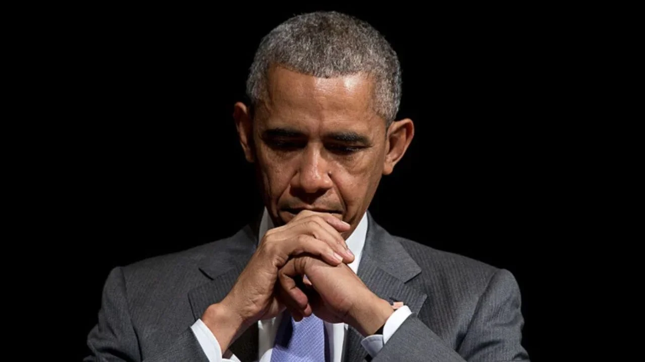 Barack Obama en posición de rezo.