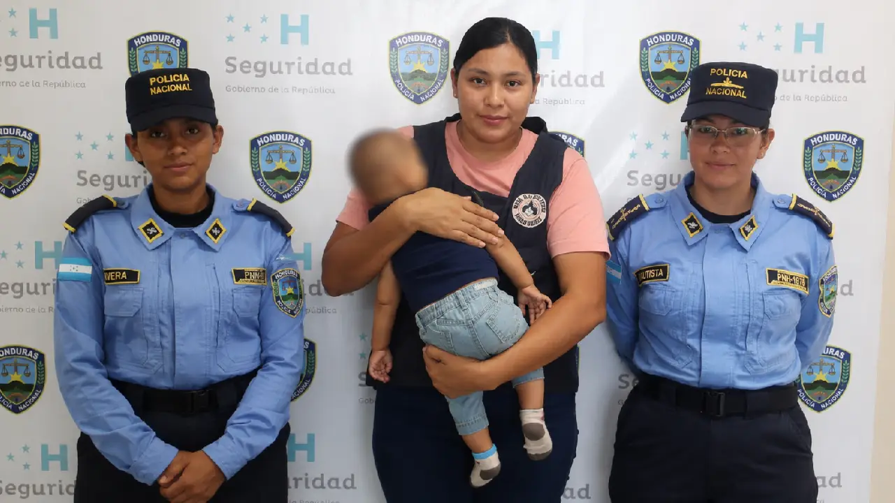 Policías rescatan a bebé que era llevado en una maleta