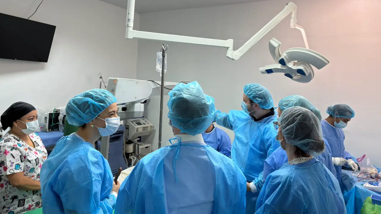 Imagen de referencia de médicos durante una cirugía.