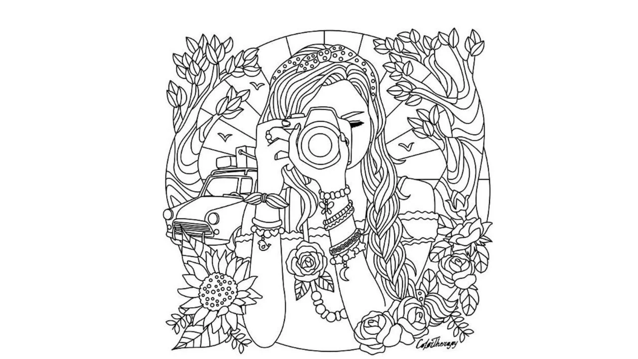 Una chica con una cámara digital toma fotografías.
