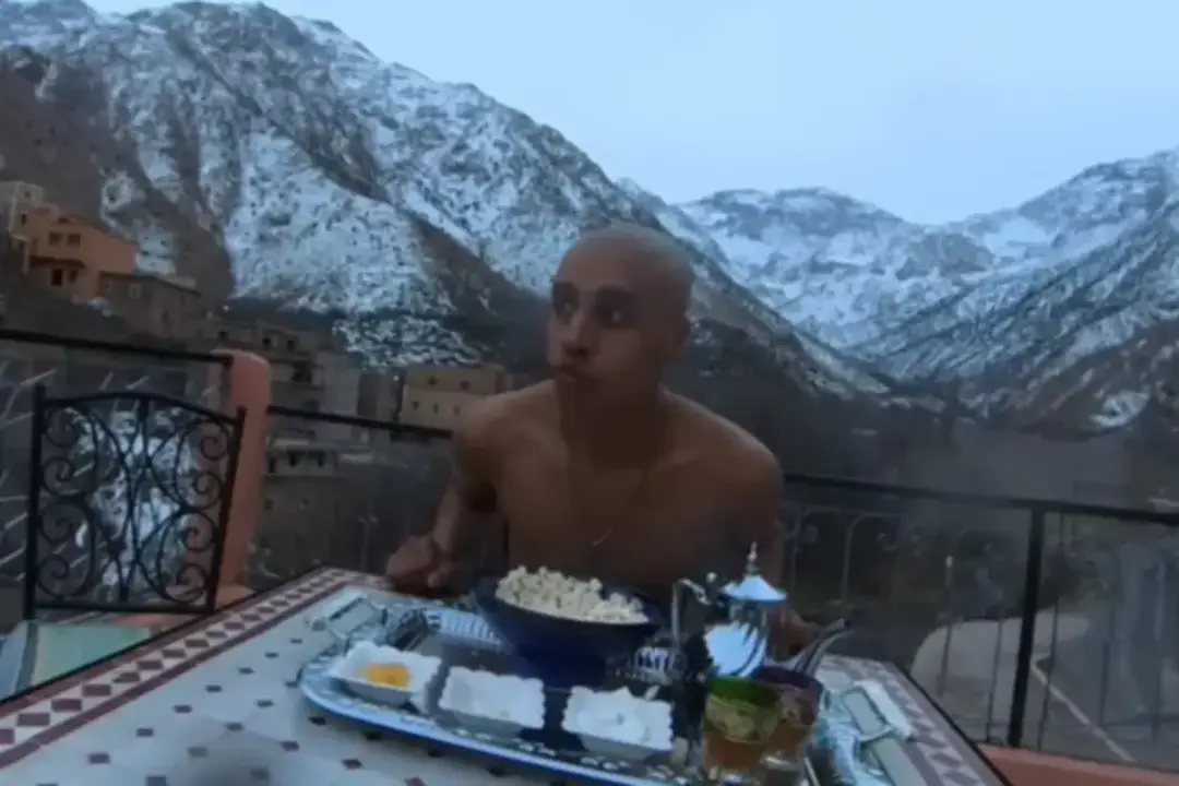 youtuber come un perro callejero