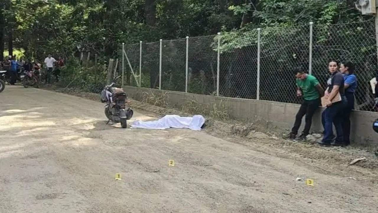 El cuerpo de la mujer quedó en la calle que conduce de Danlí a San Matías. 