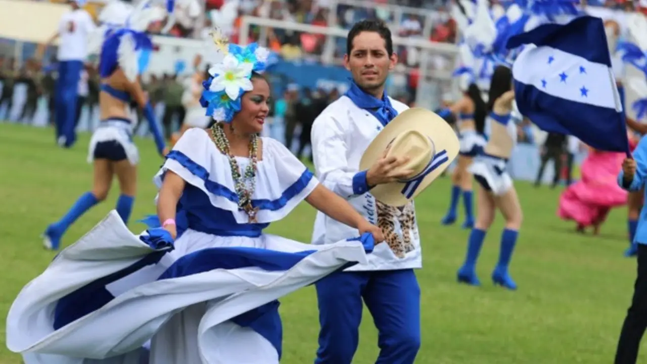 Partición de colegios en desfiles patrios