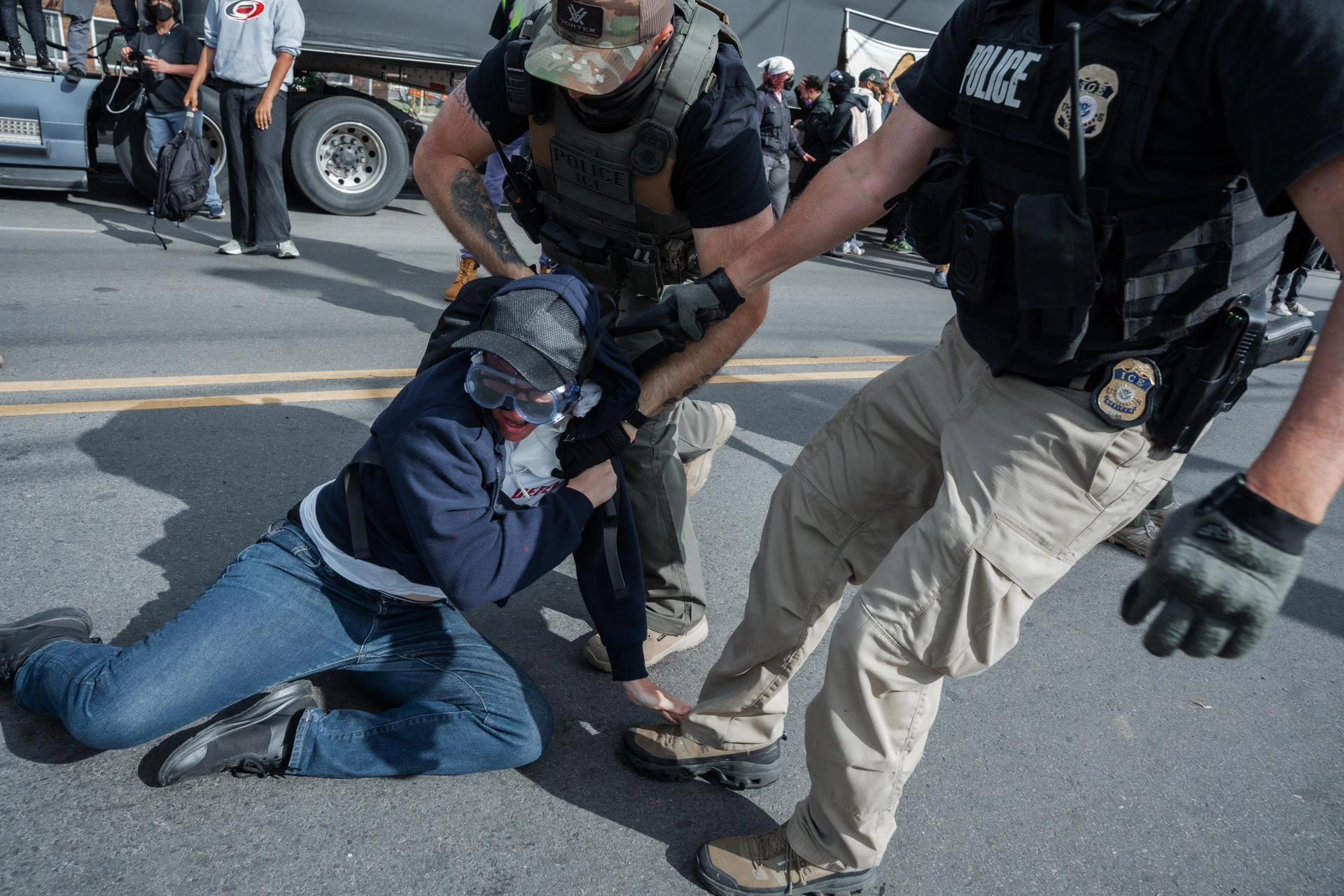 Imagen que muestra a agentes de ICE deteniendo a una persona.