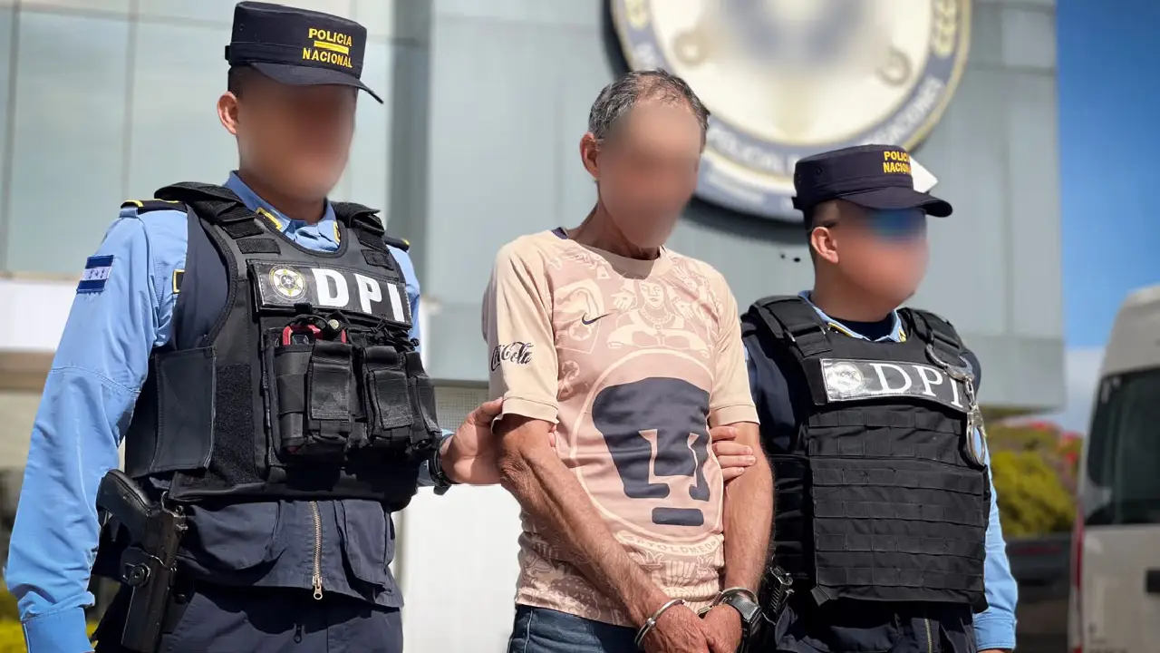 Sujeto detenido acusado de agresión sexual.