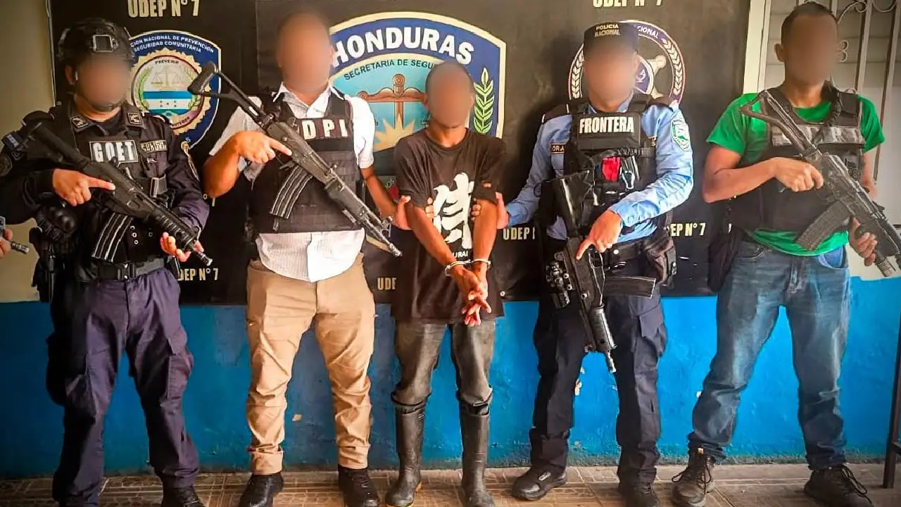 Policía presenta a hondureño detenido por parricidio