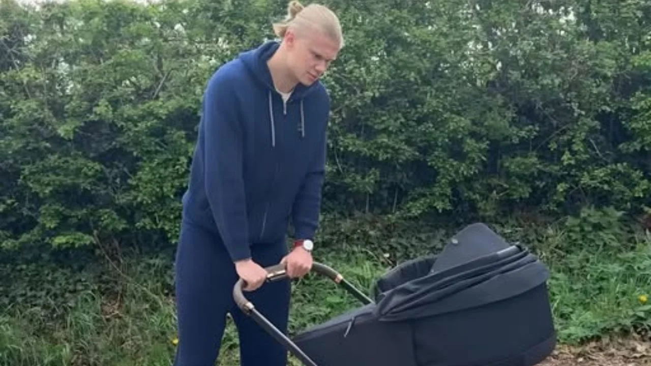 Erling Haaland con una carreola para una bebé.