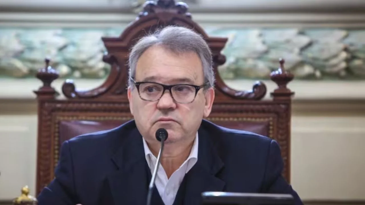 Gabriel Real en vida sentado frente a un micrófono.