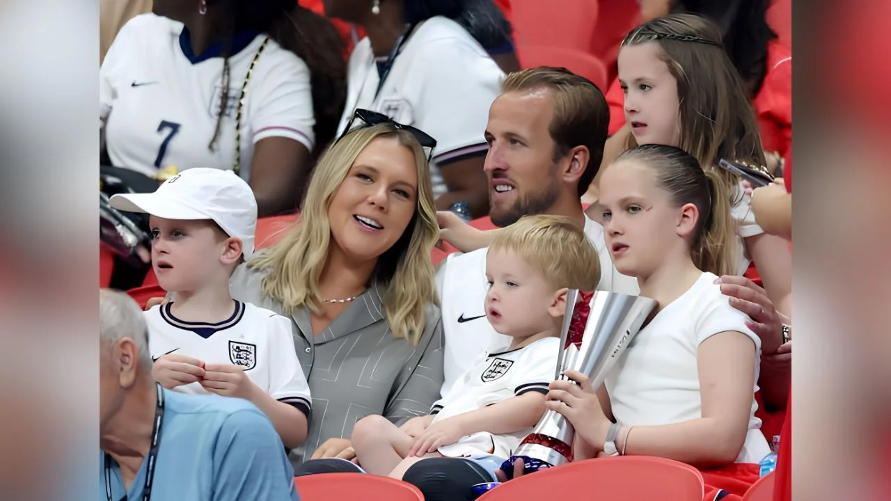 Harry Kane junto a su esposa y cuatro hijos.