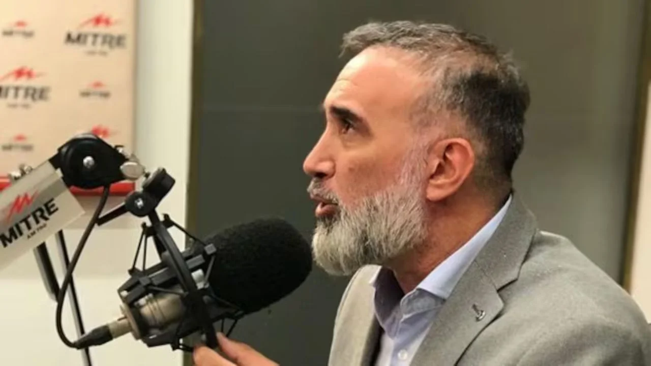 Gabriel Anello locutando en una radio.