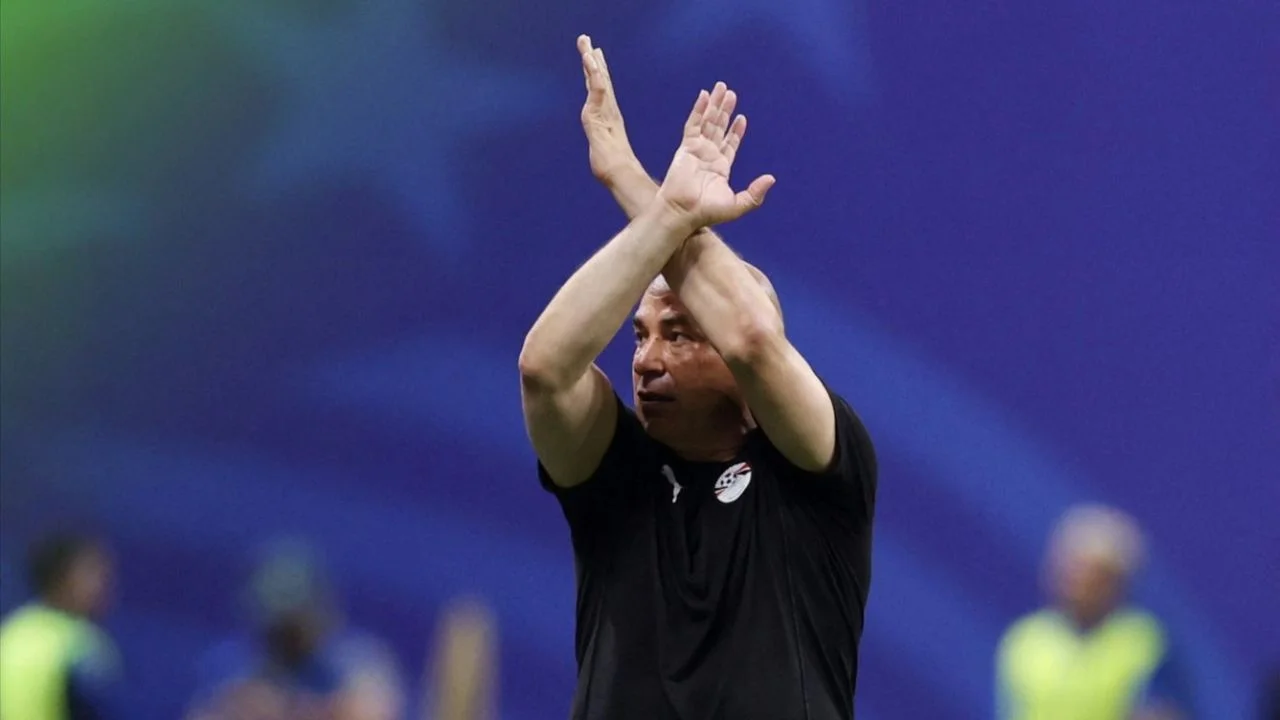 Gesto del DT de Egipto, Hossam Hassan, cruzando los brazos en señal oficial de la FIFA contra el racismo