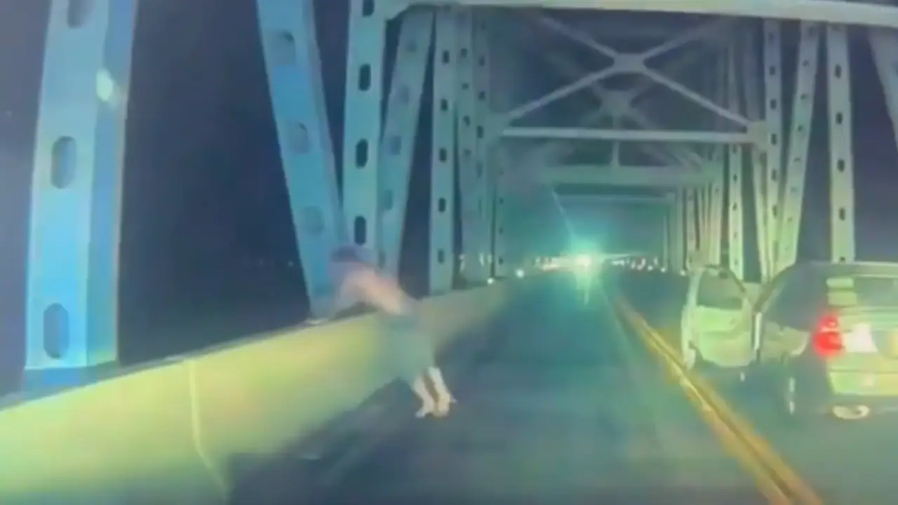 Hombre saltando de puente tras bajarse de vehículo.