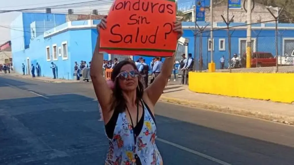 hondureña protestando en traje de baño