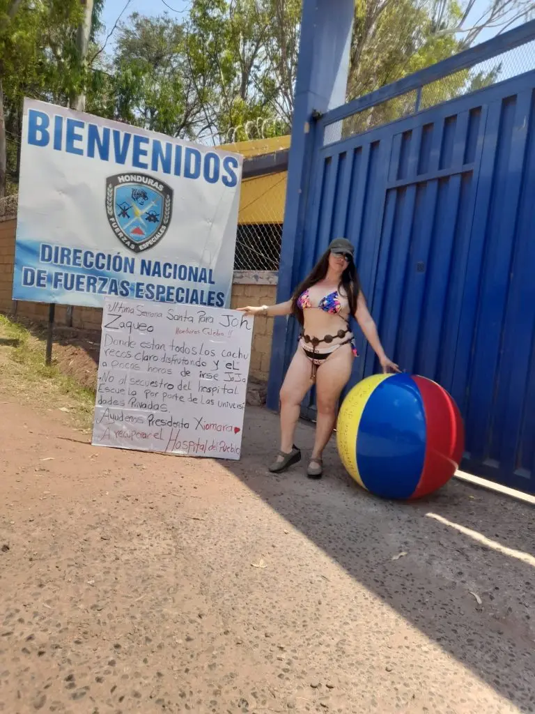 hondureña protestando en traje de baño