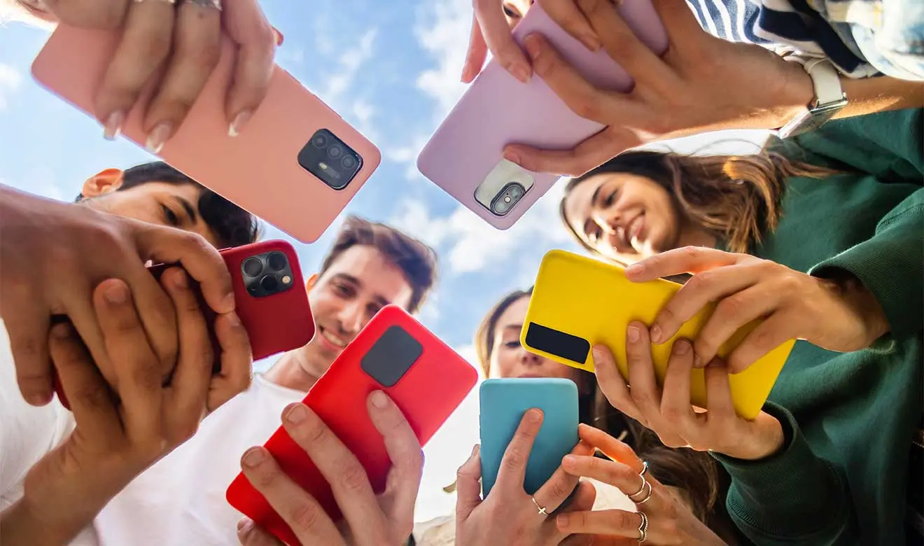personas con celular en la mano