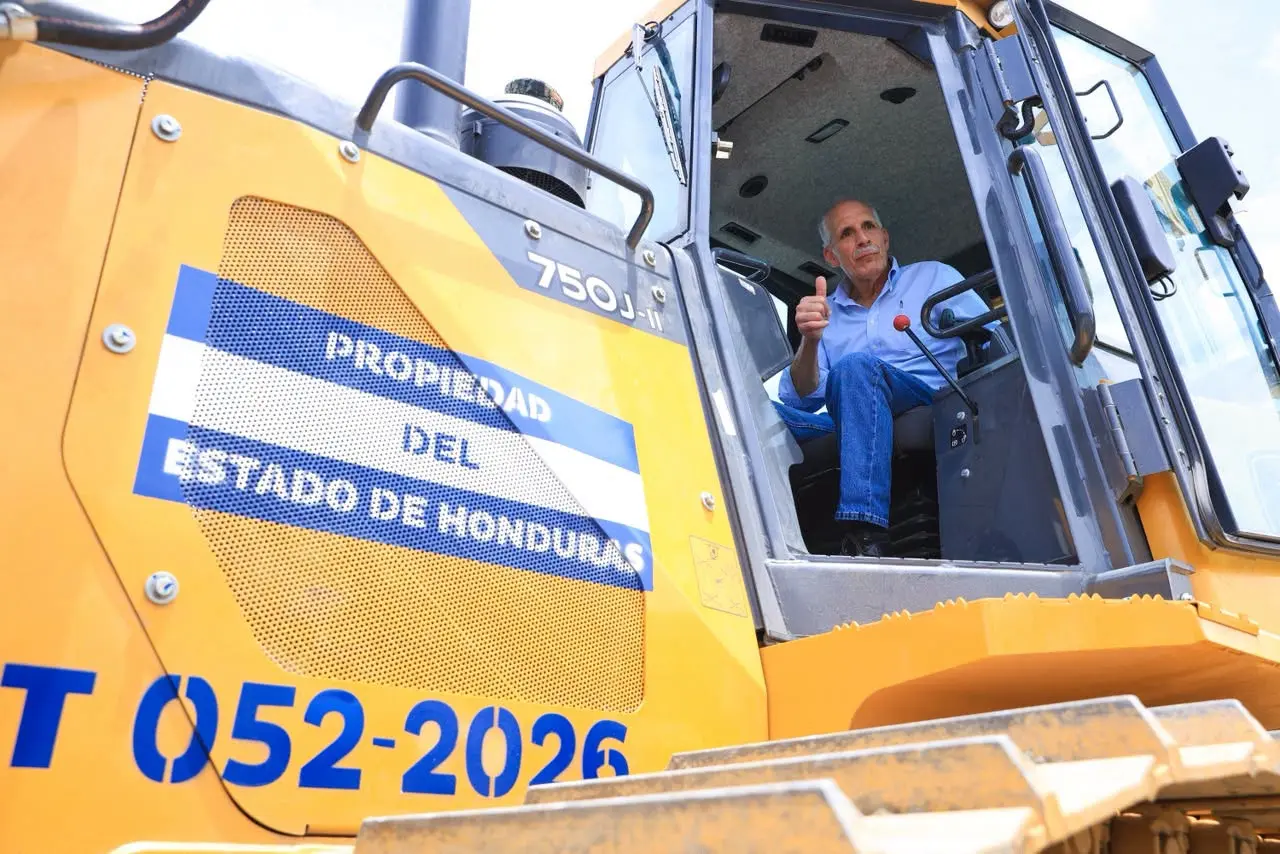 Nasry Asfura subido en máquina