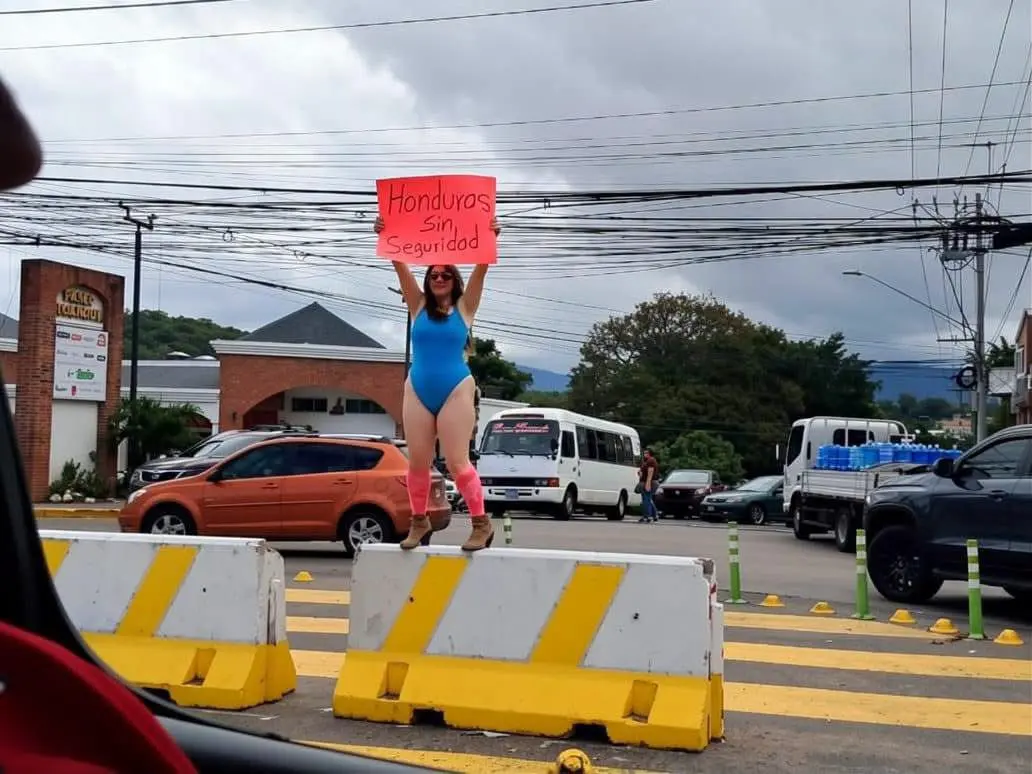 hondureña proestando en traje de baño