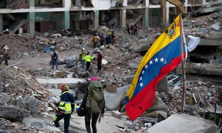 derrumbe terremoto bandera personas