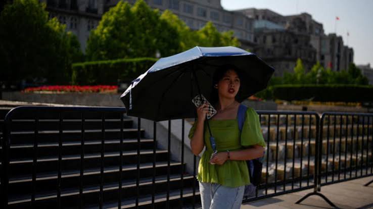 mujer sombrilla día soleado