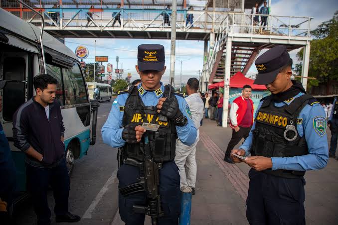 hombres policía puente personas