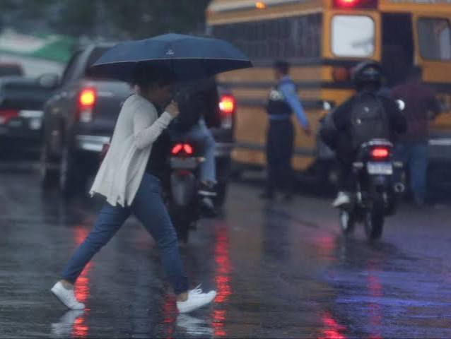 lluvia mujer vehículo