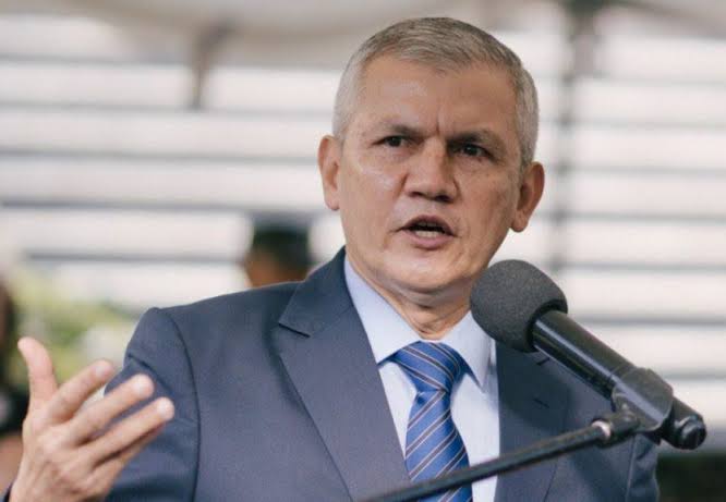 persona hombre micrifono