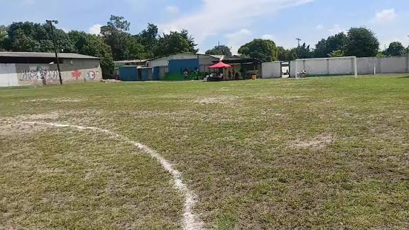 Un motociclista sufrió un grave accidente tras perder el control a alta velocidad dentro del campo de fútbol de la colonia La Canadá, en Choloma, Cortés.