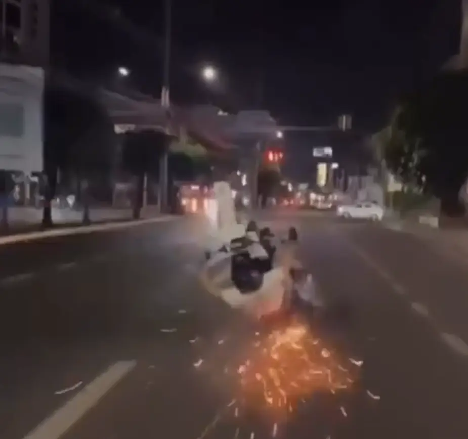 momento en que joven se accidenta en su moto por hacer pirueta en Tegucigalpa