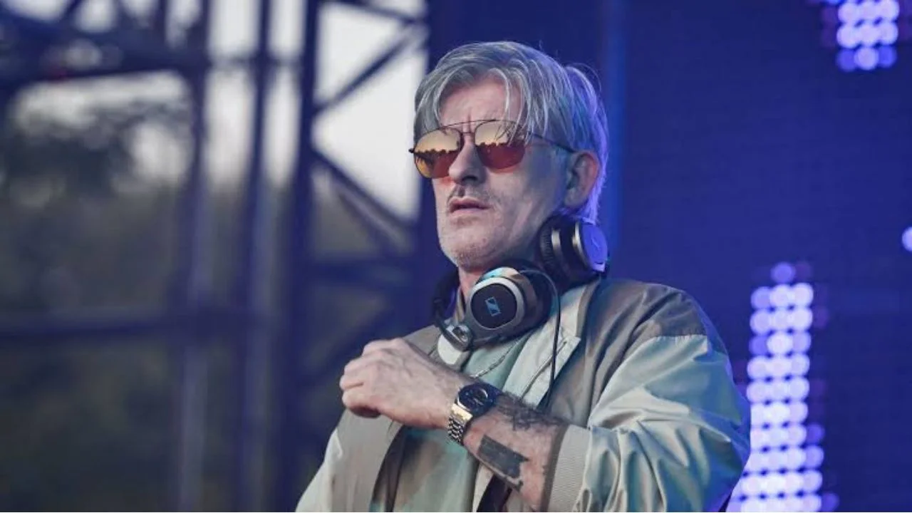 Fotografía en vida del DJ Kavinsky en un show de música.