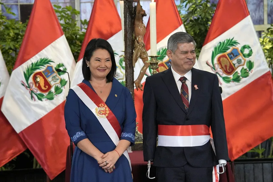 personas hombre mujer banderas
