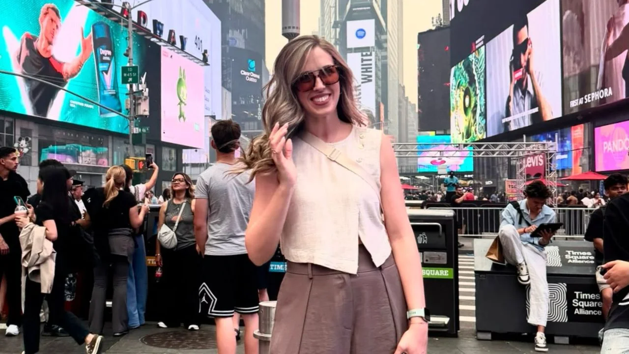 Lara Gandarillas vestida con una camisa blanca y un pantalón café