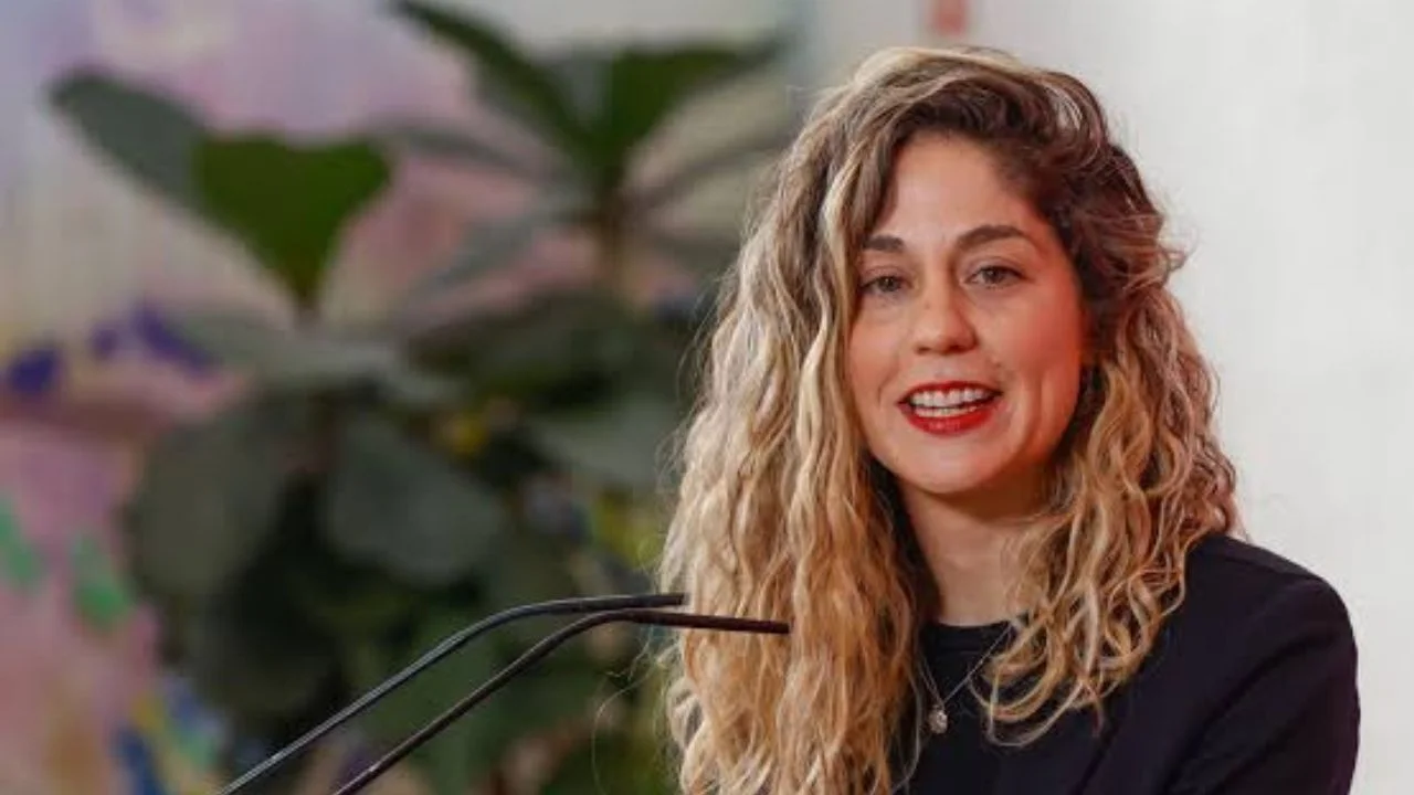 Lara Hernández vestida totalmente de negro frente a un atril.