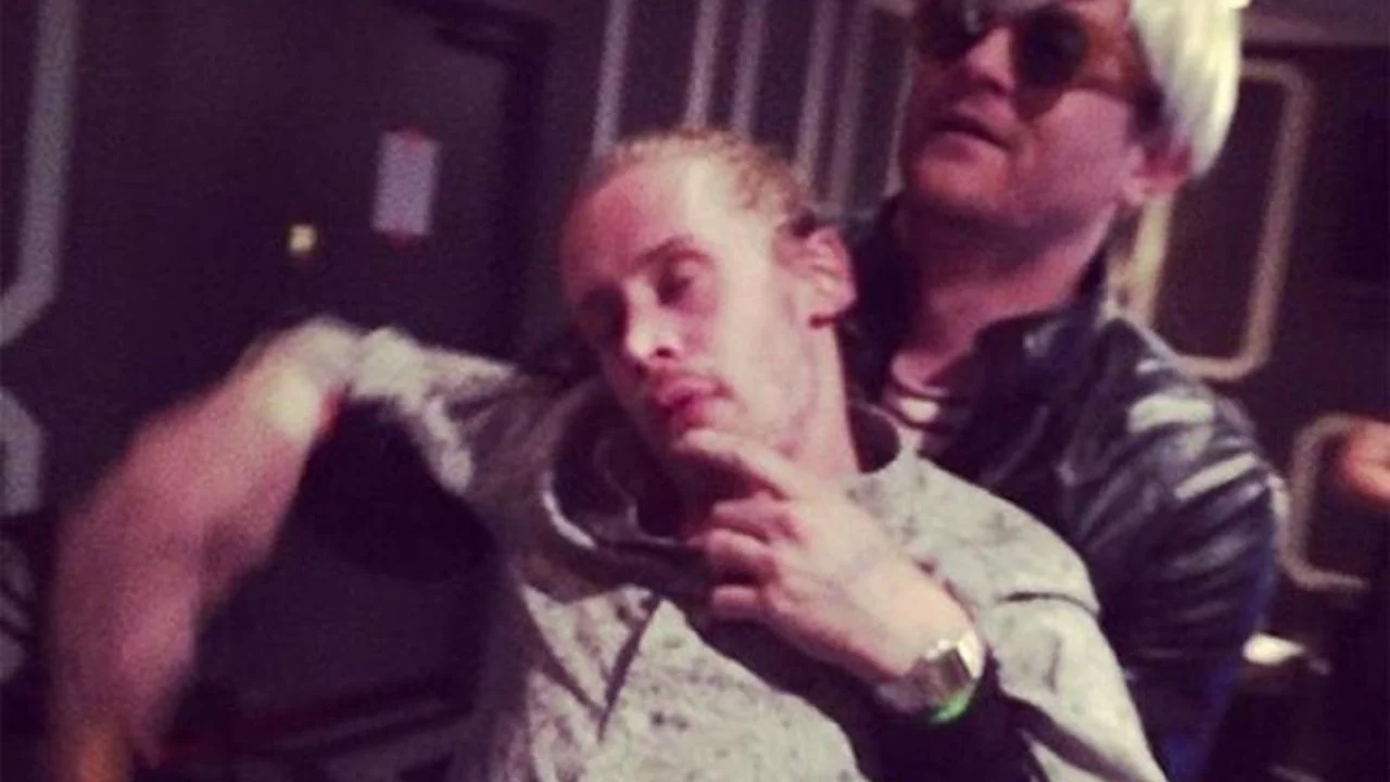 Macaulay Culkin fingiendo su muerte tras las fake news de su deceso en 2014.